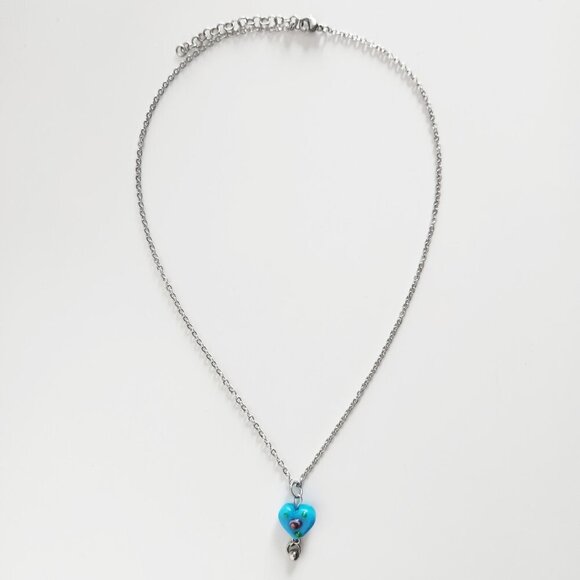 Vintage antique dainty blue glass flower heart necklace - Picture 5 of 9